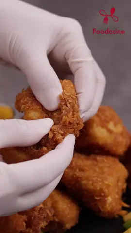 زهرة كرسبي مقرمشة بتتبيلة وخلطة شهية لا تقاوم 😋🥰 كمية تكفي ٥ الى ٦ اشخاص مدة التحضير ٤٥ دقيقة  المكونات: راس زهرة كبير الحجم (قرنبيط)  لسلق الزهرة : لتر ماء مغلي ملعقة كبيرة ملح  ملعقة صغيرة كمون للتتبيل: كوب طحين كوب ماء بارد بيضة ملعقة صغيرة ملح نصف ملعقة صغيرة فلفل أسود نصف ملعقة صغيرة بابريكا نصف ملعقة صغيرة بودرة ثوم نصف ملعقة صغيرة بودرة بصل نصف ملعقة صغيرة بودرة بيكنج باودر كوب كورن فليكس مطحون خشن زيت غزير للقلي للتحضير: نقطع الزهرة إلى قطع صغيرة ومتساوية الحجم تسلق بالماء والملح والكمون لمدة خمس دقائق فقط بعد الغليان تصفى وتترك جانبا  في وعاء كبير نخلط الطحين مع جميع مكونات التتبيل ونمزج حتى تحصل على خليط ناعم ومتماسك  نغمس قطع الزهرة في الخليط ونغلفها جيدا نغلفها بالكورن فليكس المطحون  نقلي قطع الزهرة المغطاة بالخليط في زيت غزير ساخن على حرارة متوسطة حتى تصبح ذهبية اللون ومقرمشة من جميع الجوانب  نخرجها على ورق مصفاة  للتخلص من الزيت الزائد    تقدم  ساخنة 