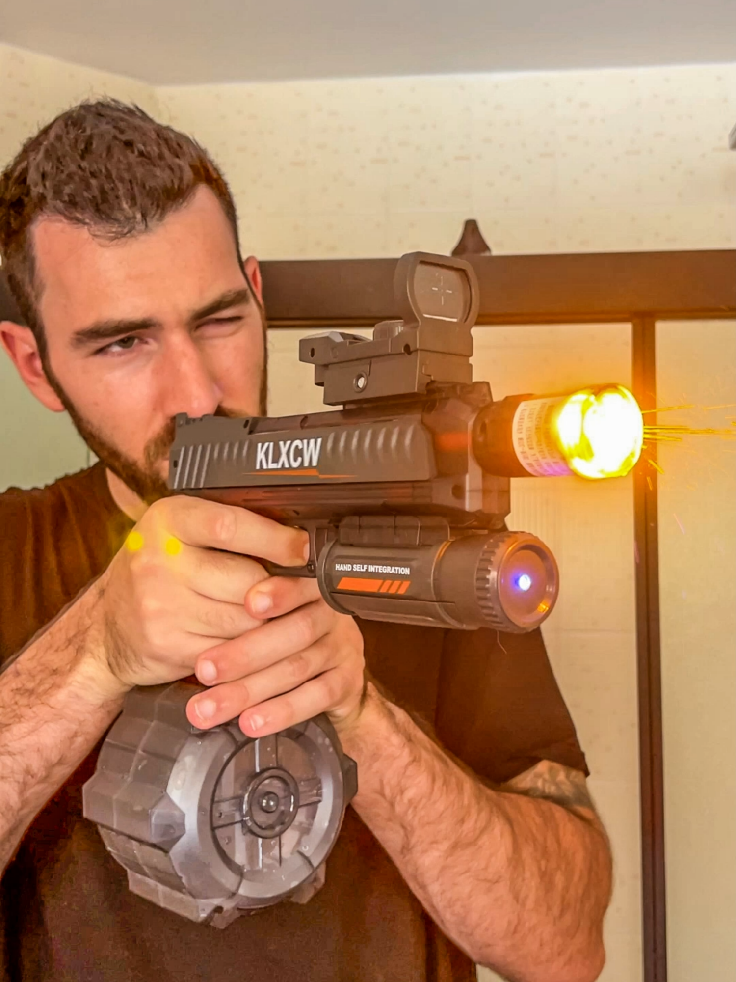 Essa GLOCK de operações aquáticas é a melhor PISTOLA DE ÁGUA que eu já testei! 💦🔫 ✅Link do produto na Bio 👉@eusoubarone(produto 1213 glock de operações aquáticas)
