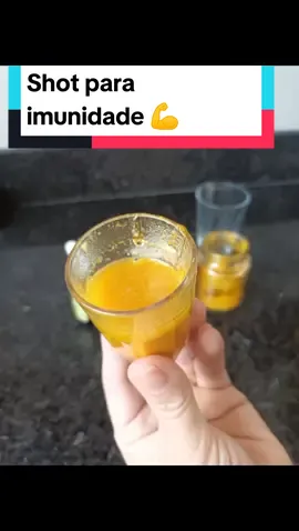 🔥 Shot da Imunidade: Comece o Dia Protegido! 🍋💪 Essa combinação de cúrcuma, gengibre, própolis, mel e limão vai dar um boost natural na sua imunidade! Vem aprender como fazer e manter seu corpo saudável de forma simples e deliciosa! ✨ #ShotDaImunidade #SaudeNatural #ImunidadeAlta #DicasDeSaude #VidaSaudavel