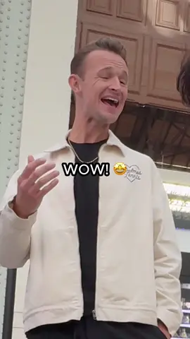 Wait for the chorus 😍🔥 I was playing in a train station when Luke joins me and performed « beautiful things », a cellist even joined us ! @Charles Gaugué  It was a beautiful moment 🫶 #piano #sing #beautifulthings #cover #publicpiano 