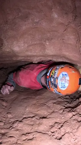 Probando forzar la entrada en un paso estrecho. Los espeleologos a veces nos toca probar de distintas formas hasta conseguir pasar. #espeleologia #cueva #claustrophobia #claustrofobia #miedo #aventura #extremo #deporteextremo #sobrevivir 