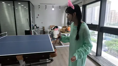 看美美可爱的粥粥，穿透视毛衣打乒乓球啦，灵活的身法