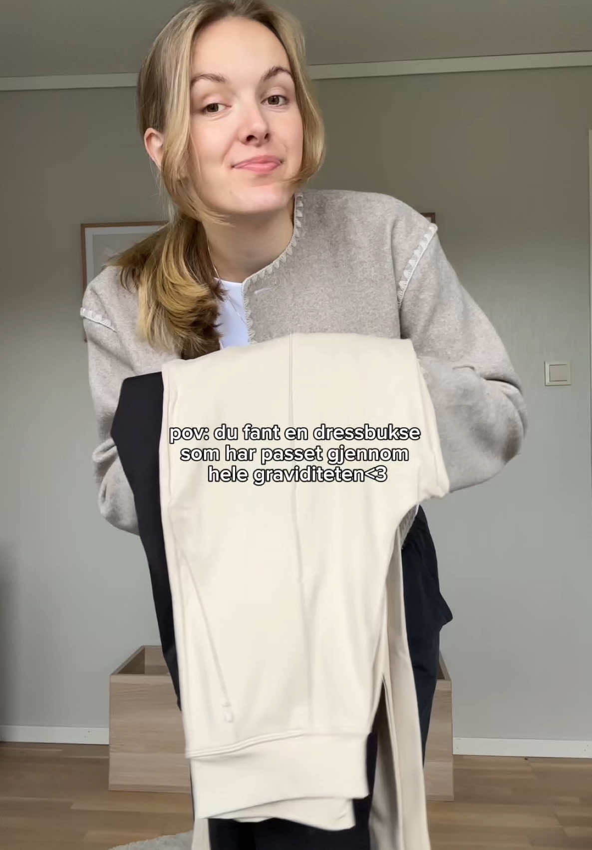 annonse Buksen som enda sitter behagelig og fint som 38 uker gravid✨ Den finnes i 4 ulike lengder!! 🌼 Koden «BTW1Z» gir 15% rabatt hos madlady.no t.o.m 31. oktober (tollfritt ved bestilling)🌻 @MADLADY #madlady #dressbukse 