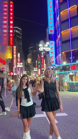 Unsere outfits in japan🩷🫶⭐️ @arwenn_iliaswelt  #japan #tokyo #outfitideas #outfit #travel #iliaswelt #sister 