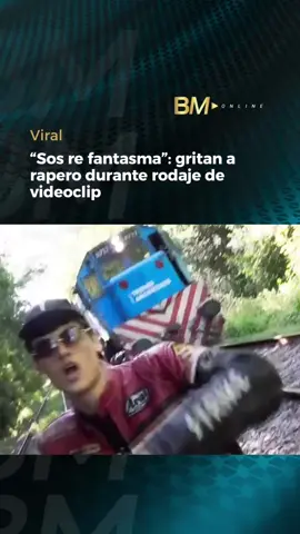➡️ Un video que se ha vuelto viral muestra al rapero “aguslia” sorprendido durante la filmación de un videoclip al costado de las vías del tren. Mientras se encontraba en plena grabación, el maquinista del tren le gritó “sos re fantasma”, lo que generó risas y asombro. La situación fue capturada por las cámaras y rápidamente se difundió en las redes sociales. #BMOnline #Noticias #typ #parati #noticias #news #viral #fyp #mundo 