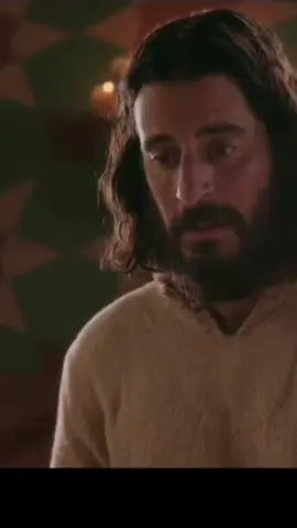 En Lucas 7, una mujer, conocida por su vida pecaminosa, se acercó a Jesús, ignorando el juicio de los demás, y le lavó los pies con sus lágrimas y un caro perfume. Este acto refleja su arrepentimiento y su profundo amor hacia Jesús. A veces, como ella, sentimos que nuestros errores nos alejan de Dios. Pero Jesús no mira nuestro pasado, sino nuestro corazón dispuesto a cambiar. Cuando le ofrecemos lo mejor de nosotros, Él responde con perdón y amor incondicional, transformando nuestras vidas por completo. . . . #diosesluz07 #thechosen #hagamosviralajesus #jesus #thechosentvseries 