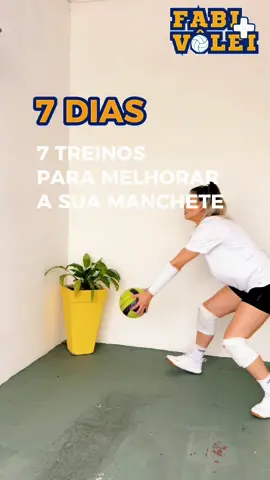 Dia 4 🏐 É importantíssimo fazer o ajuste da postura ao realizar a manchete, nesse exercício, faremos isso, apenas lançando a bola, para que o foco seja na postura mesmo. 📌Lembretes: • não flexionar os cotovelos os cotovelos • agachar  • não deixar o tronco reto ou para trás (incline um pouco para frente como mostro no vídeo) Faça o exercício da forma mais variada possível, como listei no meio do vídeo. Envie para aquele amigo que só faz manchete em pé 😅 Me siga para mais dicas 🫶🏼 #volei #voleifeminino #voleibol #voleibrasil #voleimaster #volley #voley #voleimasculino 