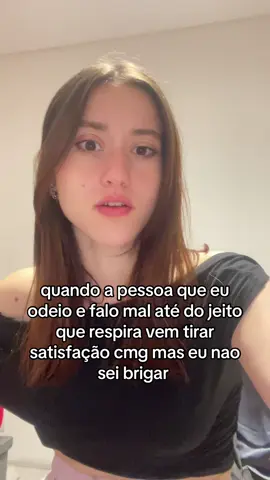 a postura 😅, odeio brigar pessoalmente pq eu fico gaga. e nervosa 