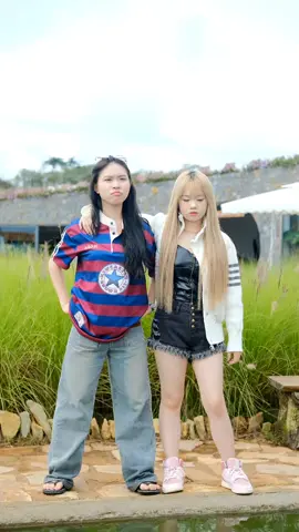 Gặp 2 idol nhí mini này trên đà lạt.  Các bạn nhỏ giờ cũng chăm cày ghê . Mới học cấp 3 đã có kênh cá nhân cả triệu follow rồi .. #xuhuong #xuhuongtiktok #đàlạt #hoaphan #tuyetnhi 