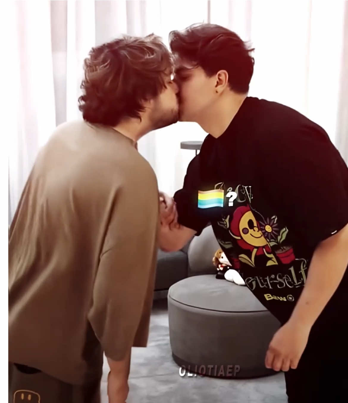 esse tutorial foi cinema 🥹 KKKKKKKKKKKKKKKKK o t3ddy já beijou o felipe então mais do que justo termos o beijo entre t3ddy e brino, né? 👨‍❤️‍💋‍👨 (a jenni e a juuh sofrem quando esses dois estão juntos, hein? 😔 KKKKKKKKKKKKKK) - cenas: no meu ig (oliotiaep_) - cc: @marques ✪ (cc matt) - ib/ac:  @𝒦 ✧  @brino & @Lucas Olioti  - #brino #bruninzor #t3ddy #lucasolioti #t3ddyedit #brinoedit #bruninzoredit #lucasoliotiedit #edit #fyp #oliotiaep [THIS IS ALL A JOKE, TIKTOK]