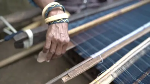Du,a SIKKA noru utan. ( Perempuan Sikka menenun sarung lipa ragi ) Mengenal Seni Tenun Ikat Kabupaten Sikka..Salah satu aspek kebudayaan Sikka yang menonjol adalah seni tenun ikat. Bagi para penenun/seniwati Sikka, seni tenun adalah sebuah faktor pengembang daya kreasi mereka. Seperti umumnya wilayah-wilayah di Pulau Flores, seni tenun Sikka memiliki berbagai motif dan ragam hias geometris. Disamping sebagai sebuah seni, Motif dan ragam hias geometris pada tenunan ikat memiliki nilai religio magi yang didasarkan pada pola pikir dan tatakepercayaan serta tata kebiasaan nenek moyang sehingga memiliki kekuatan suci dan sakti dengan dasar spiritual yang kuat. Tenun ikat masyarakat Kabupaten Sikka merupakan tenunan asli yang bermutu tinggi dengan nilai spiritual yang tinggi. Kain tenunan (sarung) dalam masyarakat Sikka Krowe dikategorikan dalam 2 kelompok, yaitu utang, yang diperuntukan bagi kaum perempuan, dan lipa, untuk kaum pria. Umumnya tenunan ikat ini dikerjakan oleh kaum perempuan atau para seniwati yang memiliki keahlian yang tinggi yang diwarisi secara turun temurun. Let's visit and keep clean! 📷: kelvin #budayamaumere #tenunikat