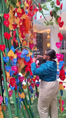 ✨ Quiero invitarlas a ser parte de una experiencia maravillosa en Ágora Mall (@agoramall), donde podemos hacer una gran diferencia. ✨ Esta actividad busca apoyar a diversas organizaciones sin fines de lucro, y en esta ocasión, estuve colaborando con la increíble gente de TECHO. 🏠 Como nos cuenta una de sus integrantes en el reel, la meta de TECHO (@techo_rd @techo_org) cuya misión es construir hogares para personas de escasos recursos y en situaciones de peligro que realmente lo necesitan. 🙏🏼❤️ Un gesto de solidaridad que puede cambiar vidas, y tú puedes ser parte de esta hermosa misión. 🌎✨ 🎉 ¡Anímate a participar y ser parte de este evento tan positivo! 🎉 Recuerda que todo lo que damos, el universo y Dios nos lo devuelven multiplicado en abundancia. 🌻🙌🏽 ¡Vamos a unir fuerzas por un mundo más justo y lleno de amor! 🤗❤️ ❓ Encuesta: ¿Te gustaría colaborar con esta iniciativa en Ágora Mall? 1️⃣ ¡Sí, claro que sí! 2️⃣ Me encantaría, pero cuéntame más. 3️⃣ No puedo en esta ocasión, pero quiero seguir apoyando. #TechoRD #MujeresEmprendedoras #Solidaridad #EmpoderamientoFemenino #AcciónSocial #ApoyoComunitario #IniciativasQueInspiran #CausasNobles #ÁgoraMall #MujerLatina #TransformandoVidas #JuntasPodemos #MujerEmpoderada #ContribuirEsCrecer #ApoyoMutuo #ComunidadUnida #InspiraciónDiaria #CambiosPositivos #ImpactoSocial #LatinaPower #DarEsRecibir #CreadorasDeCambio #MujeresUnidas #RedesDeApoyo #ContribuirConAmor #LatinasEnAcción #EventosPositivos #ConstruyendoFuturo #JuntasSomosMás #MultiplicandoAbundancia