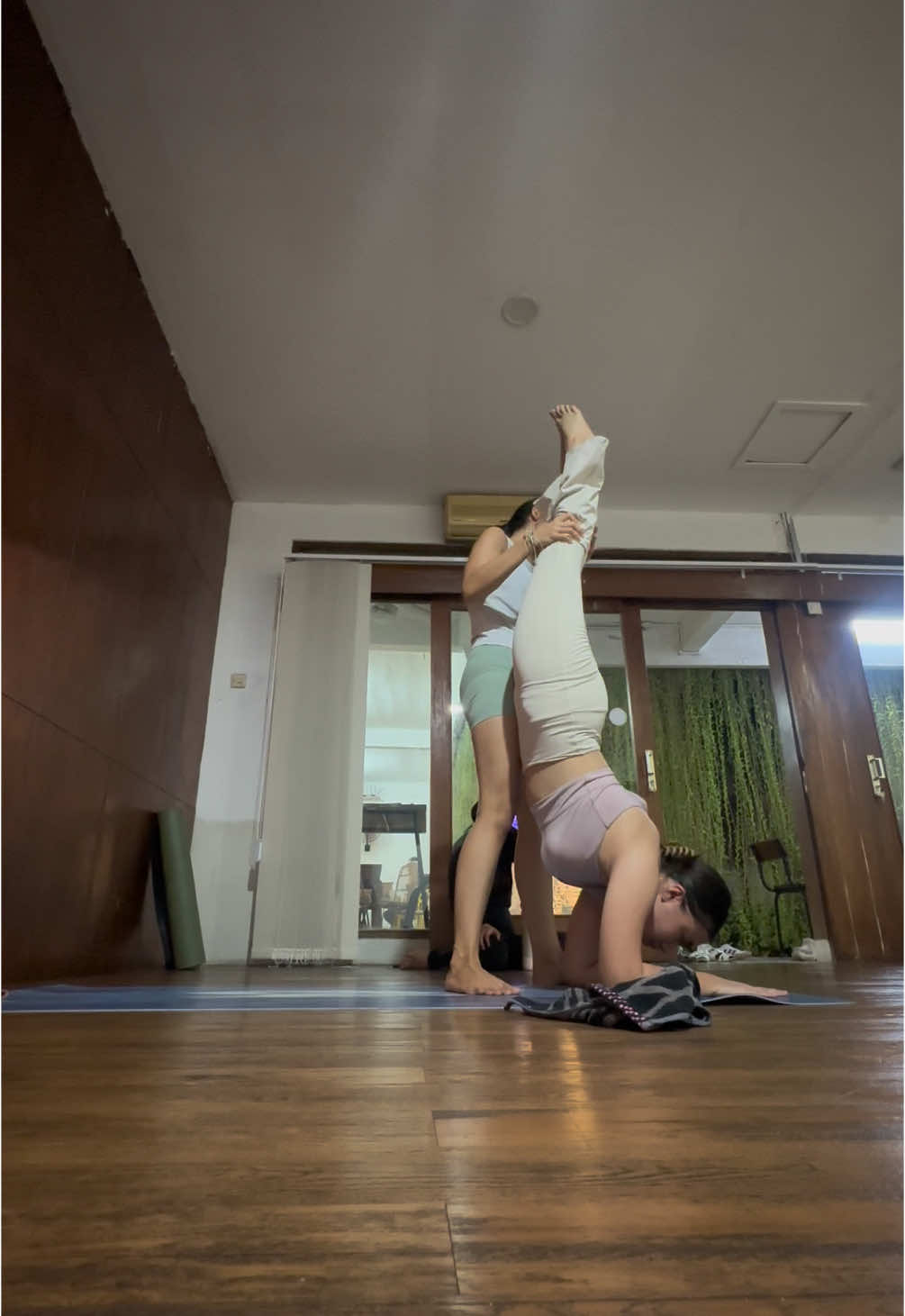 girlie kepo sama pincha HEHE 🔜 bisa sendiri! #yoga #yogatok #yogapractice #inversion #pincha 
