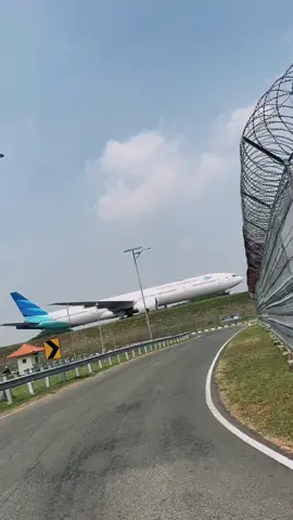 #CapCut  walaupun ada ilmu fisikanya tetep aja kepikiran kok bisa pesawat segede itu bisa terbang :( #fyp #soekarnohatta #bandarasoekarnohatta 