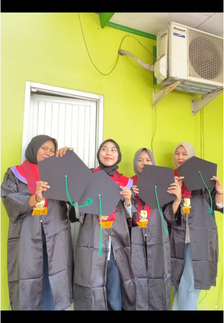 akhirnya setelah PO 4 tahun🙏 #wisuda #maba2020 #polnes #samarinda #frendship #angkatan2020 #fyp @abcd @Call me nana 🍒 @Virgo💜 