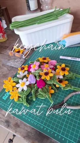 🌻🌷keychain kawat bulu/pipe cleaner✨️ #gantungankunci #keychain #tulip #sunflower #daisy #gancikawatbulu #tulipkawatbulu #minidaisy #kawatbulu #kawatbulumercy #pipecleanerart #pipecleanerflowers #fyp #fypシ 