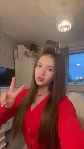 Happy monday guys ☔️ dont let the weathwr dull your sparkle 🤪 #grwmforschool #school #schoolhairstyles #nomakeupmakeup #fyppp 