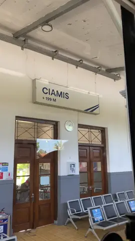Kereta Api Argo Wilis sekarang berhenti normal di Stasiun Ciamis, dulu itu berjalan langsung loh di stasiun ini #keretaapiindonesia #kaargowilis #keretaargowilils #fyp #fypage #fypツ #fyppppppppppppppppppppppp #daop2 #daop2bandung #jawabarat #ciamis #ciamisjawabarat #stasiunciamis 