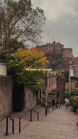 So in love with Edinburgh 🍂 #edinburgh #Scotland #edinburghscotland #edinburghcastle #rainydays #rainymood #scottish #scotlandtiktok #fallaesthetic #autumnaesthetic #autumnvibes #fallvibes #cozyseason #october #september #bermonths #traveltiktok #traveling #scotlandexplore #sweaterweather 