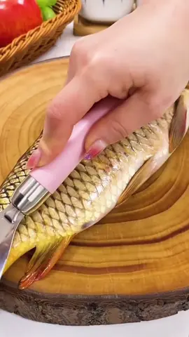 Nếu bạn muốn loại bỏ vảy cá một cách dễ dàng, hãy sử dụng dụng cụ cạo vảy cá này. Dụng cụ cạo vảy bằng thép không gỉ rất mạnh mẽ và có thể cạo vảy cá trong mười giây mà không làm tổn thương da hoặc tay.#shopping 