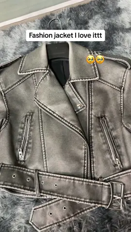 Nice jacket just buy it #TikTokMadeMeBuyIt#outfit#bikerjacket#leatherjacket#spotlight#OOTD#trendy#foryoudays 