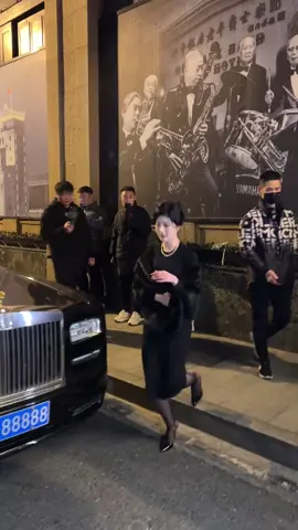 上海顶级富婆坐着劳斯莱斯幻影炸弹号88888，大家应该都认识了吧#最牛车牌 #车牌 #靓号牌照 #路人视角 #dou是好车