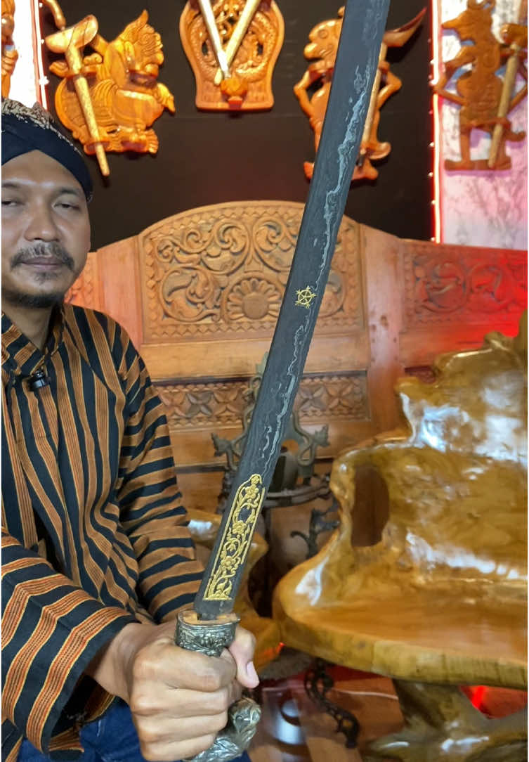 PEDANG KALACAKRA era kasultanan dengan detail yg sangat unik, salah satu koleksi luar biasa dari Warung Antik ☺️  #warungantik #keris #kerispusaka #pusakaindonesia #budaya #budayajawa #budayaindonesia #ethnic #pusaka #pusakanusantara #History #etnik #kuno #antik #majapahit #sriwijaya #medang #kerajaanmedang #mataram #pedang #kalacakra 