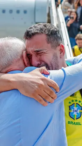 A emoção do retorno ao Brasil com o repatriado Rami. Bem-vindo de volta ao nosso país, querido.  🎥 Audiovisual/PR