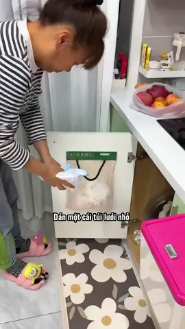 Thật tiện lợi khi dán một chiếc túi lưới nhỏ như thế này vào phía sau cánh cửa tủ!! #tienich #tuiluoiluutrudanang #thietthuc #jizonguyen #creatorsearchinsights 
