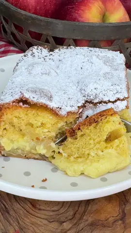 🍎TORTA ALLE MELE 🍎si scioglie in bocca 👉con 2 strati: uno soffice e l’altro CREMOSI ricco di mele e crema🔥 Per la crema: 250 ml latte   2 tuorli 35 g farina 00  60 g zucchero  3 Scorze di un limone  Versa tutti gli ingredienti in una pentola e frullali con un minipimer, poi aggiungi le scorza e cuoci per circa 3 -4 m fino ad ottenere una crema. E lima le scorze e fai raffreddare.  Nel frattempo taglia 2 mele e insaporiscile  con succo di limone e cannella Per l’impasto:  3 uova Scorza di 1 limone grattugiata 150 g zucchero 65 g olio di semi 65 g latte 160 g farina 00 1 bustina lievito x dolci  sbatti le uova con lo zucchero e la scorza di limone fino a farli diventare chiari e spumosi. Poi aggiungi: olio, latte, farina e lievito. Mescola e infine aggiungi le mele. Versa in uno stampo rettangolare da 6 porzioni con carta forno, aggiungi in superficie la crema. Potete metterla a cucchiaiate oppure con una sacca a poche a strisce in modo che ci sia su tutta la superficie. Cuocete in forno statico preriscaldato a 180 x 50 m. Fate prova stecchino e coprite la torta con carta forno se tendesse a colorirsi troppo. Sforna e agggiungi zucchero a velo. Ti consiglio di servirla in giornata o al massimo il gg dopo. #lericettedigessica #mele #torta #cake #cucinaitaliana #foodbloggeritaliani #ricetta #crema 