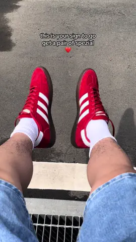 go get it #sneakers #outfit #adidas #fashiontiktok #OOTD #adidasspezial #red #spezial #content #streetwear #contentcreator #footlocker #shoeschallenge #outfitideas #fashionhacks #outfitinspiration #fyp #fypシ゚viral #fypage 