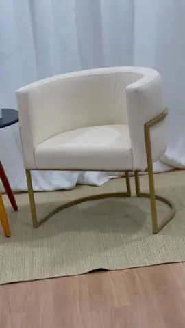 🌙 Conheça a Poltrona Luna! Com um encosto em formato de lua e uma base circular em metal, a Poltrona Luna não é apenas um móvel, mas uma peça de arte que transforma qualquer ambiente.  Seja para seu escritório ou recepção, ela traz um toque de sofisticação e modernidade, proporcionando aquele conforto que você tanto busca. ✨ #cliqueedecore #ammêestofados #ammelovers  #poltrona #estilo #decoração #qualidade #conforto #recepção #escritorio #fyp #explore 