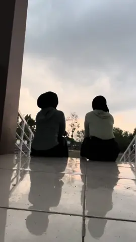 Minimal sekali seumur hidup harus punya teman yang temenan dari SMA sampe skrng #bestiesforever #sahabatsmacheck #jogingsore #larikonten #outfifhijabstyle #fyp 