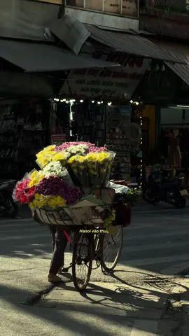 • Hanoi vào thu rồi, gặp gỡ nhau, đi lang thang chút thôi… #hungpvann #nguoitresongchill #hanoi #aesthetic #hanoichill #muathuhanoi #autumnvibes 