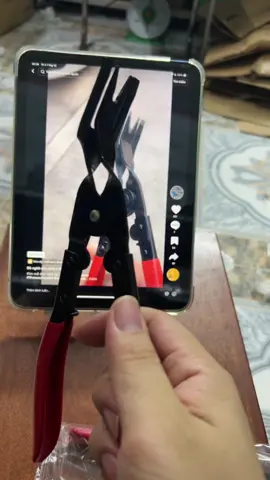 Kìm mở đèn ô tô #suachuaoto #thosuachuaoto #suachua #sửachữaôtô #suaoto #suachuaxeoto #sửaxe #sưaxe #nghêsửaxe #garaoto #garageoto #thiet #bi #do #nghe #sua #xe #oto  #may#gara #vam #cao #dungcu #otox 