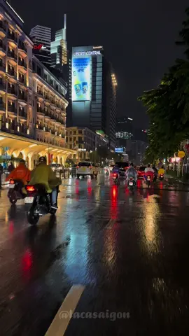 Hôm nay Sài Gòn có mưa gió lớn, mọi người ra đường cẩn thận nha #lacasaigon #saigon #muasaigon 