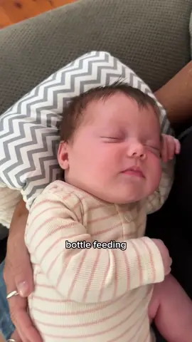 Ever tried feeding your little one while on the move? This nursing arm pillow makes it so much easier! 🍼👶 Every mom's secret weapon for comfort and convenience! #MomLifeHacks #BabyComfort #MomOnTheGo #FeedingTips #NewParents #LifeWithBaby #TikTokMom #MomJourney #RealMomMoments #FYP #TikTokParenting #MomTips #EverydayMom 