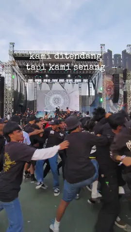 woy itu yang di akhir video kaki siapa 🗿 #metal #music #doomsday #moshpit #moshing #hardcore #deathcore #event #concert #bandung #indonesia #wallofdeath #circlepit #🤘 
