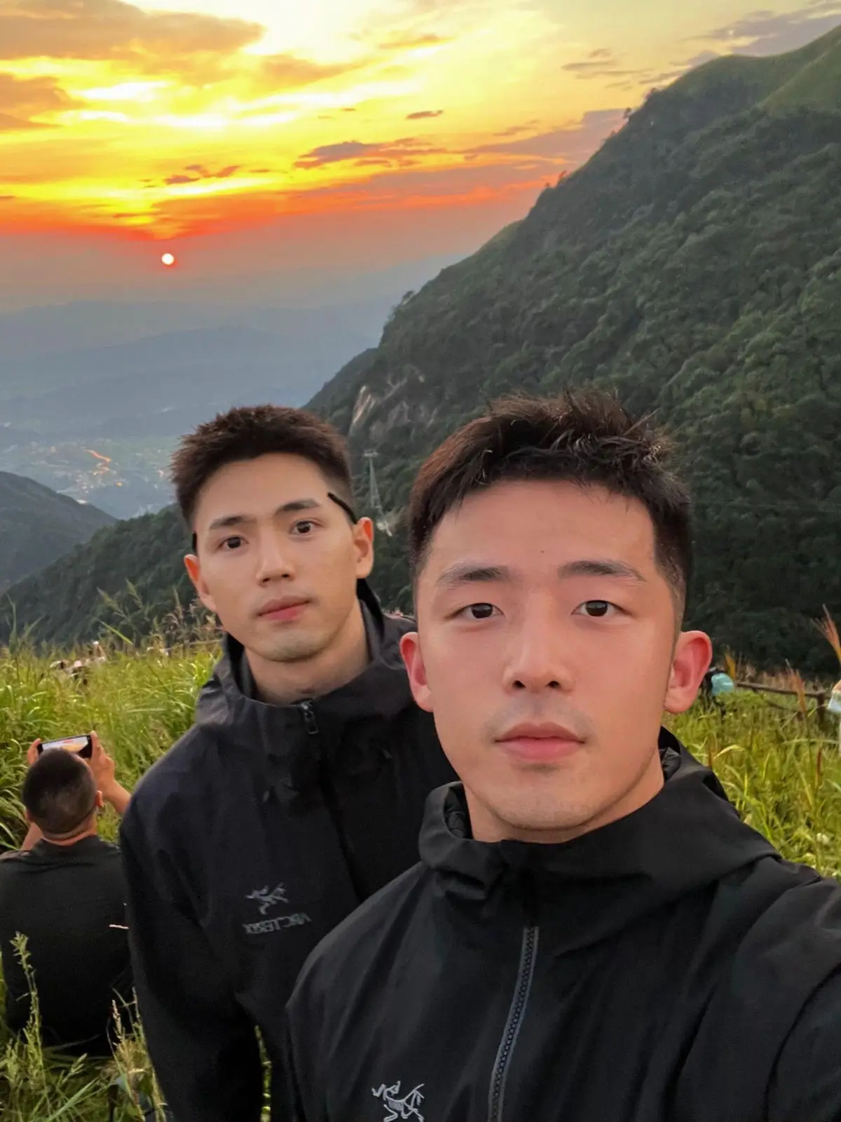 像风一样地自由出走。“风拐了几个弯，吹到我故乡的岸”。总以为时间很慢，可接下来就是落叶🍂，下雪🌨， 跨年🎆，你看时间等过谁，所以说且行且珍惜，像风一样自由出走吧……#像风一样地自由出走 #国庆爬山这么拍 #体育生 #旅行 