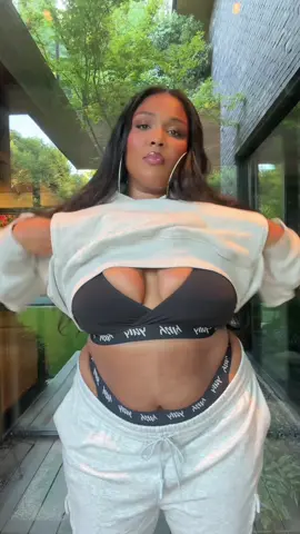 Is it fall yet?!😤  #lizzoxyitty 