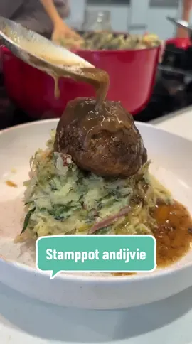 Antwoorden op @Emma de Boer Stamppot andijvie MAAR dan lekker 🥔 Recept ⬇️ Recept voor 4 personen: 1.5 kilo kruimige aardappelen 500g andijvie 2 uien 2 appels 1 el suiker 1 tl kaneel 3 el Balsamico azijn 1 el mosterd 2 el kruidenkaas 500g half om half gehakt 1 ei 2 beschuiten 1 tl nootmuskaat 1 el bloem 250 ml (koude) runderbouillon Peper zout Bereidingswijze * Begin met het schillen van de aardappelen, snijd in kwarten, was even kort en breng in een pan met koud water aan de kook * Snij ondertussen de uien in halve ringen en de appels in kleine stukjes * Fruit de uien aan in een pan met een klontje roomboter en voeg na 5 minuten de appels toe (wat later dan in de video dus) * Als je de appels hebt toegevoegd, bak je deze 2 minuten mee en dan voeg je de suiker, kaneel en balsamico azijn toe en bak dit nog 3 minuten op laag vuur mee en zet ze dan aan de kant * Bak ondertussen de spekblokjes krokant en zet ook deze aan de kant * Meng het gehakt met de nootmuskaat, beschuiten, het eitje en goed peper en zout en kneed er 4 ballen van * Bak deze rondom bruin aan in een pan met flink wat roomboter * Ondertussen kun je de aardappels afgieten en samen met de mosterd, kruidenkaas, andijvie, peper en zout stampen tot fijn * Voeg dan de gebakken uien, appels en spekjes toe en roer door  * Als de ballen rondom bruin zijn na ongeveer 10 minuten leg je ze op een bord en maak je in de pan een simpele jus door een eetlepel bloem er bij te doen en dit 1 minuutje rustig mee te bakken * Roer door met een garde en voeg vervolgens de KOUDE runderbouillon toe en kook in tot een jus * Eet smakelijk! (Over een paar dagen plaats ik de video waarin ik wat meer uitleg geef over het maken van jus) • • #stamppot #andijvie #food #herfst #winter #chefkeluc #tuurlijkchefke