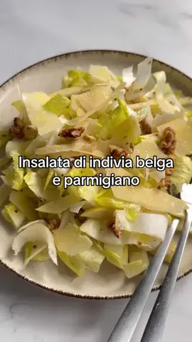 Insalata di indivia belga e parmigiano  Ingredienti: 3\4 cespi di Insalta belga 1 mela verde 40 g di noci  Parmigiano qb  1 cucchiaino di senape in grani  2 cucchiai di olio 1 cucchiaio di aceto di mele 2 cucchiaini di sciroppo d’agave Succo di mezzo limone  Sale e pepe  #insalata #insalataautunnale #ricettafacile #ricettaveloce 