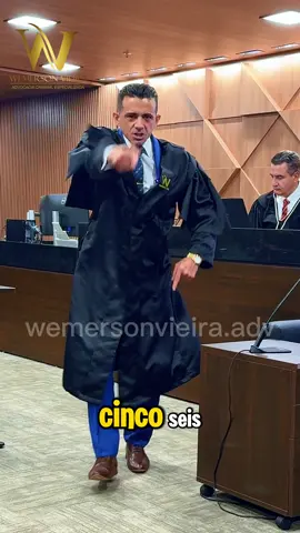 😔 Quantas pessoas leram o processo dessa jovem, viram sua intimidade exposta em cada página. Ela foi presa, tratada como uma criminosa. Agora, pergunto: vamos mantê-la presa ou vamos condená-la de vez? Não consigo acreditar que as juradas, que compreenderam sua dor, vão condená-la. Vamos fazer justiça de verdade? 🙏 #JustiçaParaEla #TribunalDoJúri #IntimidadeExposta #DorESuperação