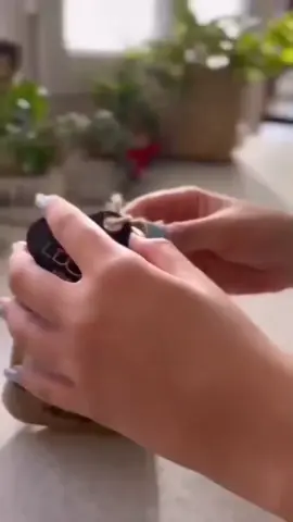 تحتوي صابونة لیدورا النباتیة علی مستخلص الصنوبر و عشبة المریمیة و تعد من المنتوجات الخاصة و المؤثرة. و نظراً لوجود زیت الصنوبر و عشبة المریمیة و زیت الزیتون الخالص و جوز الهند و السمسم و الخروع فإنها تنظف البشرة و تنعمها و تفتحها و تسحبها و تنظم مستوی دهون البشرة فإنها تحافظ علی نضارة البشرة و حیویتها و تمنع شیخوختها و تفتح البشرة و توحد لونها  #لیدورا #لیدورا هربال # مستخلص العسل و الزعفران #صابونة لیدورا النباتیة