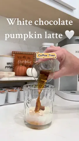 Lets make a White Chocolate Pumpkin Latte 🍂🤍 #morningcoffee #icedcoffee #barista #whitechoclate #spookyseasonsips 