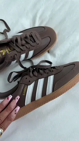 The perfect Chocolate Brown Adidas …Its giving Fall Vibes! 🍂🤎🧸🍫 @adidas  #adidas #adidassamba #fall #fallfashiontrends #fallfashioninspo #fallvibes #fashion #fashiontiktok #chocolate #browns #blackgirl #blackgirltiktokers🤎 #fypシ #fyppppppppppppppppppppppp #fypツ #fashionblog #sambas #newfallarrivals #cutesneakers 