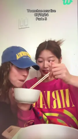 Yoonchae aimes bien donner a manga daniella, elels sont trop mignonne #yoonchaekatseye #danielakatseye #mukbang #liveaveclanourriture #katseye #pourtoi #fyp #danielaavanzinilive 
