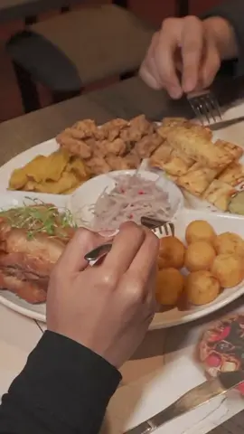 Prueba nuestra RULETA PLANCHA, dejate llevar por los distintos sabores que te ofrecemos en el plato, todos con una sazón criolla que te dejaran con hambre de más. ¡Pruebalo hoy, NO TE LO PIERDAS! 📲 ¡Te esperamos! Reserva ahora en el link del perfil 👆🏽 #RuletaPlancha #SaboryDiversión #FusiónCriolla #Plancha #PuebloLibre