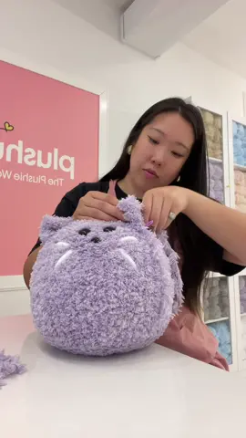 Plsss this was so fun @plushumiofficial thanks for having us and being so helpful through the process 🤣🤍 what should I name my new plushhhhh 👀🤍🐱🧋🎀 #plushumi #plushies #makeyourown #thingstodoinla #pasadena #knitting 