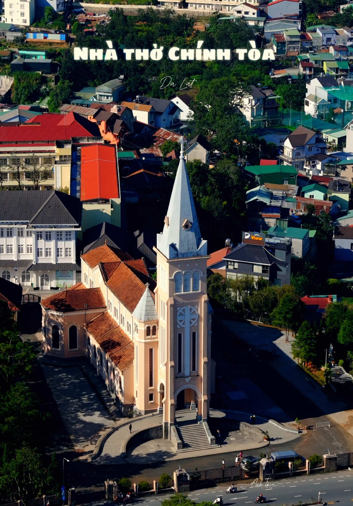 Nhà thờ chính tòa Đà Lạt còn gọi là nhà thờ Con Gà vì trên đỉnh tháp chuông có chú gà xoay theo hướng gió. Đây là nhà thờ lớn nhất Đà Lạt do người Pháp xây dựng tại số 13 đường Trần Phú, phường 3, thành phố Đà Lạt, tỉnh Lâm Đồng, Việt Nam. #nhathochinhtoadalat #dalat #nhatho #canhdep 